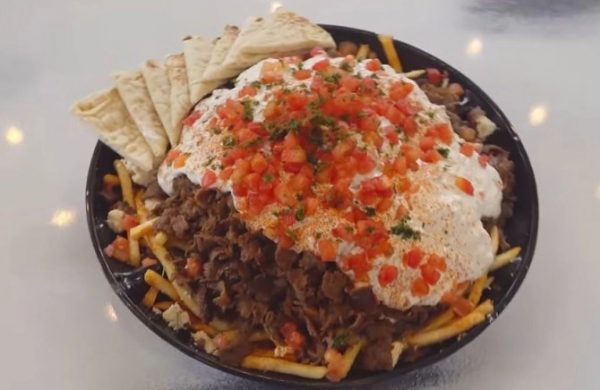 Μυθική πρόκληση από εστιατόριο: Μπορείς να φας μερίδα γύρου… 2,7 κιλών σε 45 λεπτά;