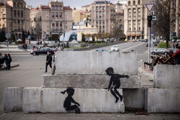 O Banksy αποκαλύπτει 7 νέα έργα του για τη φρίκη του πολέμου στην Ουκρανία μέσα από ένα συγκλονιστικό βίντεο