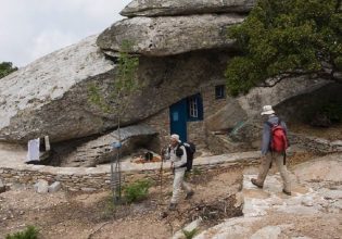 Τα αντιπειρατικά σπίτια της Ικαρίας, κρυμμένα κάτω από βράχους και η μεγάλη ιστορία τους