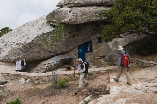 Τα αντιπειρατικά σπίτια της Ικαρίας, κρυμμένα κάτω από βράχους και η μεγάλη ιστορία τους