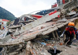 Ινδονησία: Στους 268 οι νεκροί από τον σεισμό – Παιδιά θάφτηκαν ζωντανά στα ερείπια σχολείων