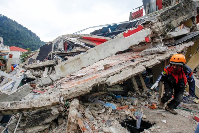 Ινδονησία: Στους 268 οι νεκροί από τον σεισμό - Παιδιά θάφτηκαν ζωντανά στα ερείπια σχολείων