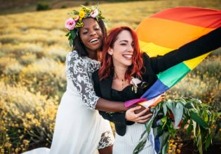 ΛΟΑΤΚΙ+: Τα ομόφυλα ζευγάρια ζουν με λιγότερο άγχος στον γάμο