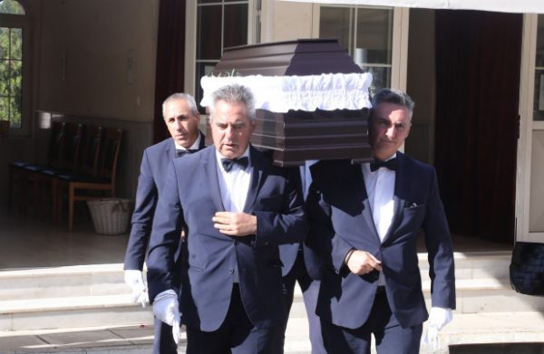 «Ξέχασαν» τη Μίνα Αδαμάκη – Ελάχιστοι ηθοποιοί στην κηδεία της [Εικόνες]