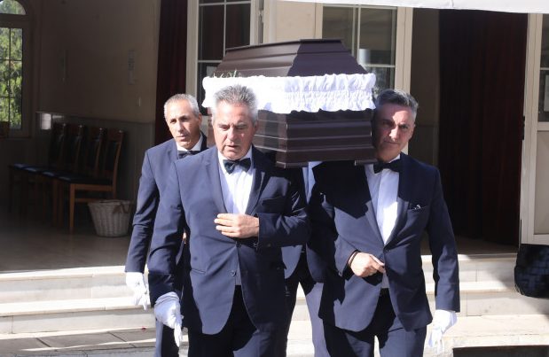 «Ξέχασαν» τη Μίνα Αδαμάκη - Ελάχιστοι ηθοποιοί στην κηδεία της [Εικόνες]