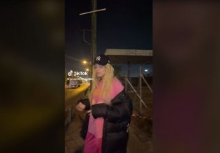 TikTok: Η Josephine απαντά σε θαυμαστή που της έκλεψε την αφίσα