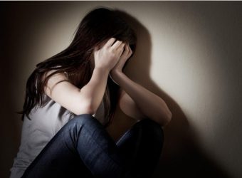Θεσσαλονίκη: Προφυλακίστηκε 70χρονος για ενδοοικογενειακή βία – Η 30χρονη γυναίκα του κατήγγειλε ότι χτύπησε την κόρη τους