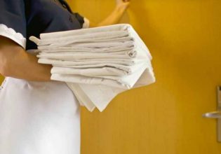 Κρήτη: Χειροπέδες στον ξενοδόχο που έβαζε τον μισθό στους υπαλλήλους και ζητούσε τα χρήματα πίσω