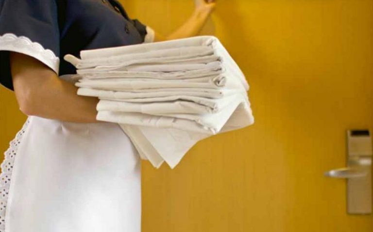 Κρήτη: Χειροπέδες στον ξενοδόχο που έβαζε τον μισθό στους υπαλλήλους και ζητούσε τα χρήματα πίσω