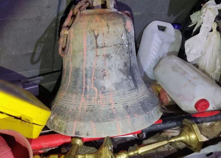 Ημαθία: Έκλεψαν από εκκλησίες μέχρι τις καμπάνες – Δείτε τι βρέθηκε στο αυτοκίνητο των δραστών