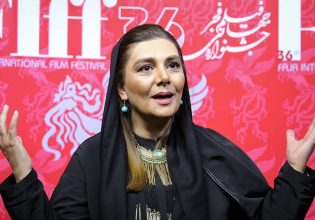 Συνελήφθη γνωστή ηθοποιός επειδή αφαίρεσε τη μαντίλα της σε δημόσιο χώρο