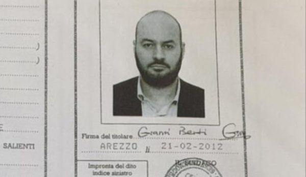 Ο αξιότιμος κ. Λαβράνος με την αστυνομική φρουρά