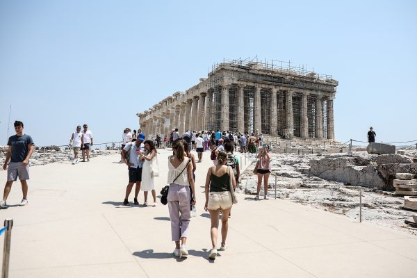 Guardian: Ο υπερτουρισμός της Αθήνας απειλεί τα αρχαία μνημεία