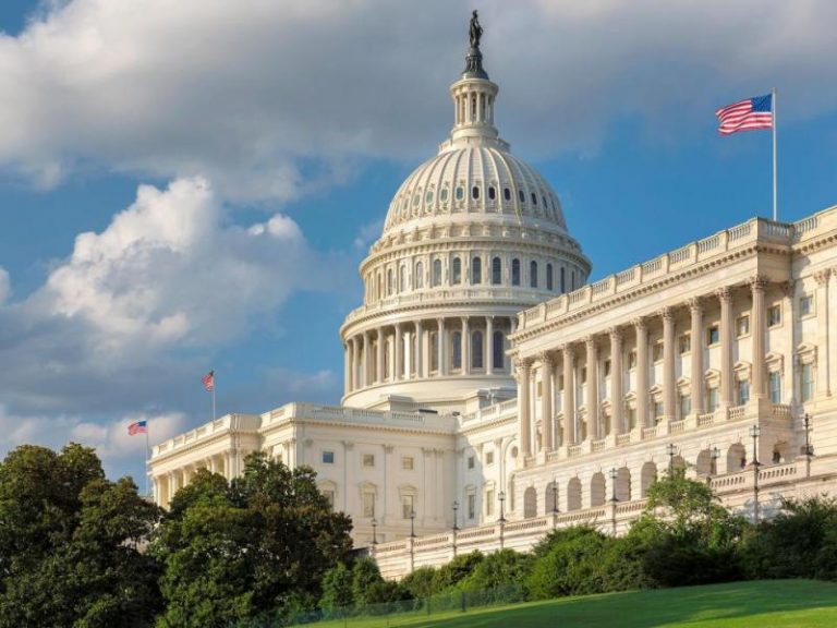 Η σκληρή πόλωση στις αμερικανικές εκλογές θα κρίνει τις αμφίρροπες πολιτείες