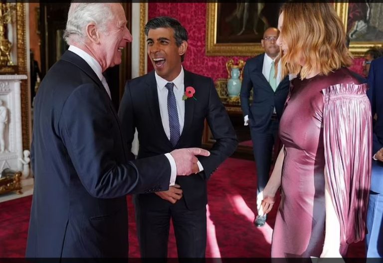 Βασιλιάς Κάρολος: Εσπασε το πρωτόκολλο και φίλησε τη σχεδιάστρια μόδας Στέλλα ΜακΚαρτνεϊ