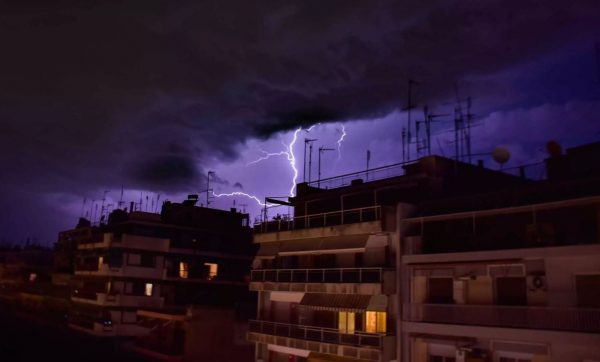 Κακοκαιρία Αριελ: Πού θα χτυπήσουν σφοδρές καταιγίδες τις επόμενες ώρες – Στο «κόκκινο» και η Αττική