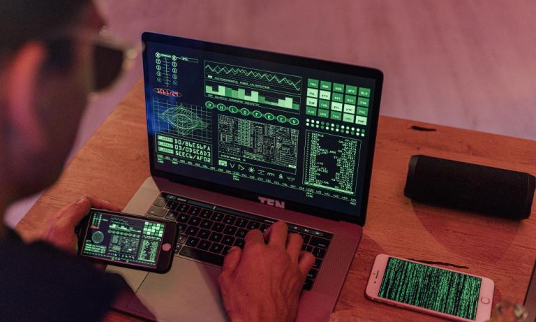 Υποκλοπές: Το «Predator» ενοχοποιεί ανυποψίαστα θύματα – Πώς τα παγιδεύει