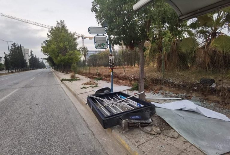 Κατεχάκη: Αυτοκίνητο έπεσε σε στάση λεωφορείου – Τραυματίστηκε ο οδηγός