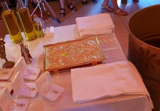 Κιβωτός του Κόσμου: Οι ομαδικές βαφτίσεις από τον πάτερα Αντώνιο με νονά την πρεσβυτέρα – Δείτε εικόνες