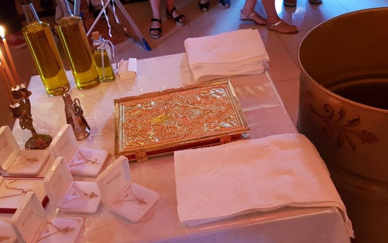 Κιβωτός του Κόσμου: Οι ομαδικές βαφτίσεις από τον πάτερα Αντώνιο με νονά την πρεσβυτέρα – Δείτε εικόνες