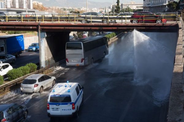 Κηφισός: Παραμένει το κυκλοφοριακό κομφούζιο λόγω του σπασμένου αγωγού