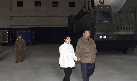 Βόρεια Κορέα: Η εμφάνιση της κόρης του Κιμ Γιονγκ Ουν – Αβέβαιη η πιθανότητα να τον διαδεχτεί