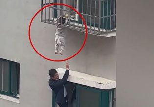 Κίνα: Εικόνα που κόβει την ανάσα από τη διάσωση μικρού παιδιού που κρεμόταν στο κενό