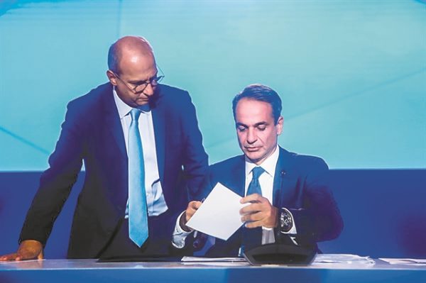 Μια στρουθοκάμηλος συνεχίζει τις βόλτες…