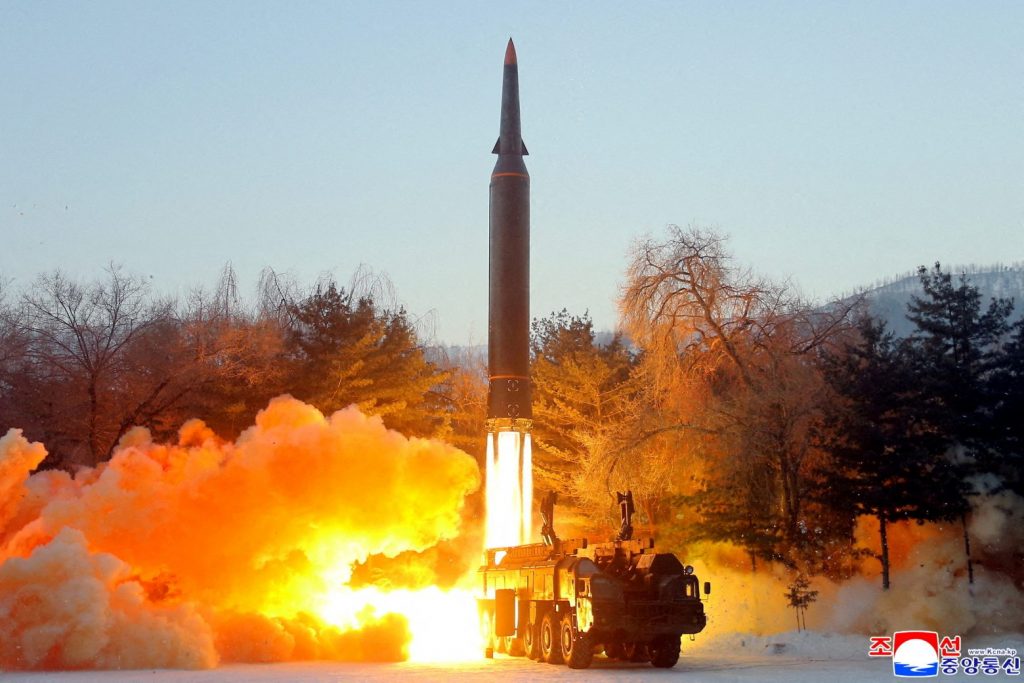 Η Βόρεια Κορέα εκτοξεύει άλλους τρεις πυραύλους – Ανάμεσά τους κι ένας διηπειρωτικός