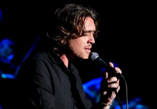 Ο Θοδωρής Κοτονιάς μίλησε στο in για την συνεργασία με την Βιολέτα Ίκαρη και τις μουσικές που τον σημάδεψαν