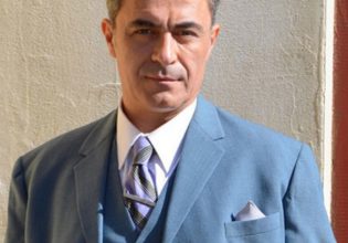 Ο Θανάσης Κουρλαμπάς πρωταγωνιστεί και σκηνοθετεί την «Αφροδίτη με τη Γούνα» στο θέατρο Άνεσις