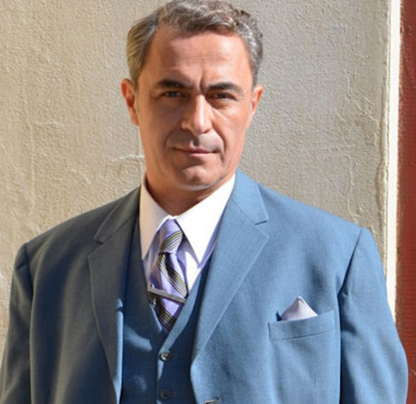 Ο Θανάσης Κουρλαμπάς πρωταγωνιστεί και σκηνοθετεί την «Αφροδίτη με τη Γούνα» στο θέατρο Άνεσις