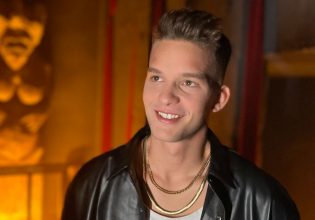 Ο Θάνος Λάμπρου μιλάει στο in για τα πρώτα του βήματα στην μουσική, το X Factor και τις χορωδίες