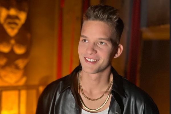 Ο Θάνος Λάμπρου μιλάει στο in για τα πρώτα του βήματα στην μουσική, το X Factor και τις χορωδίες