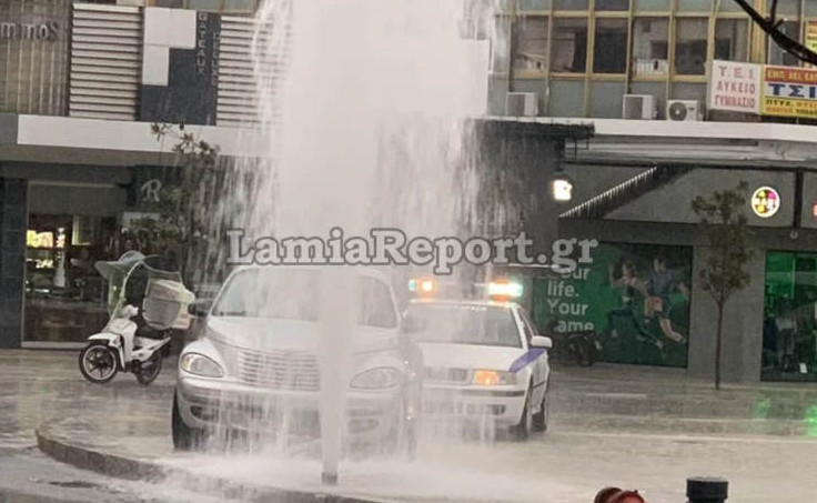 Λαμία: Αυτοκίνητο «καρφώθηκε» σε πυροσβεστικό κρουνό και ο δρόμος έγινε… ποτάμι [εικόνες]