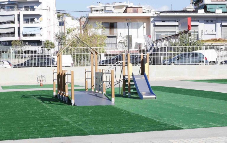 Παραδόθηκε η παιδική χαρά για ΑμεΑ στη Λαμία