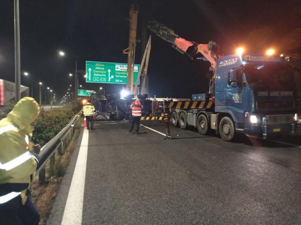 Λάρισα: Απομακρύνθηκε το βυτιοφόρο που είχε ανατραπεί