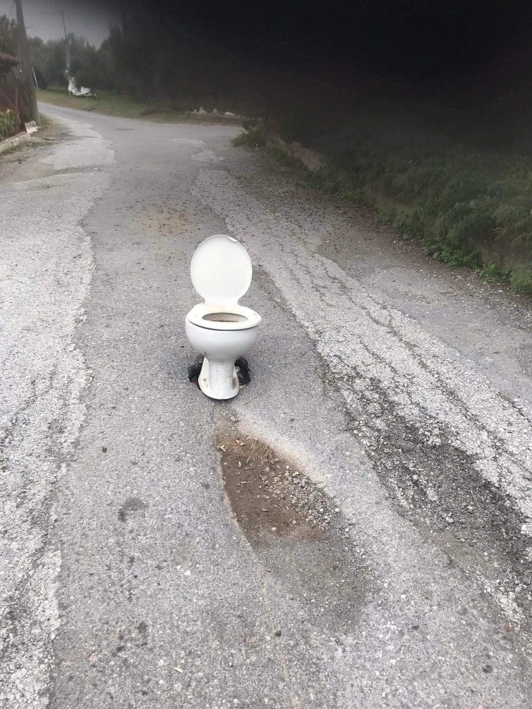 Κάλυψαν λακούβα σε δρόμο με… λεκάνη τουαλέτας