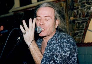 Θρήνος στην ελληνική μουσική σκηνή – Πέθανε μια από τις τελευταίες αυθεντικές μορφές της ροκ