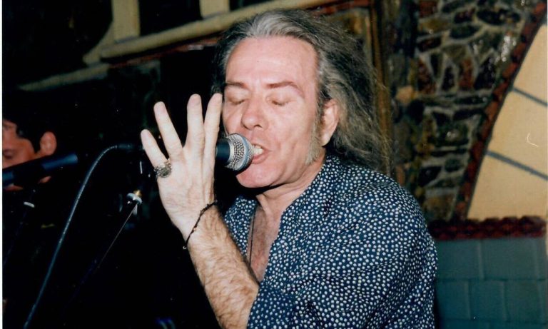 Θρήνος στην ελληνική μουσική σκηνή – Πέθανε μια από τις τελευταίες αυθεντικές μορφές της ροκ