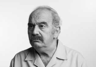 Ο «Μάκης» του Ερρίκου Λίτση στο Θέατρο του Νέου Κόσμου, γροθιά στο στομάχι για τη μοναξιά της τρίτης ηλικίας