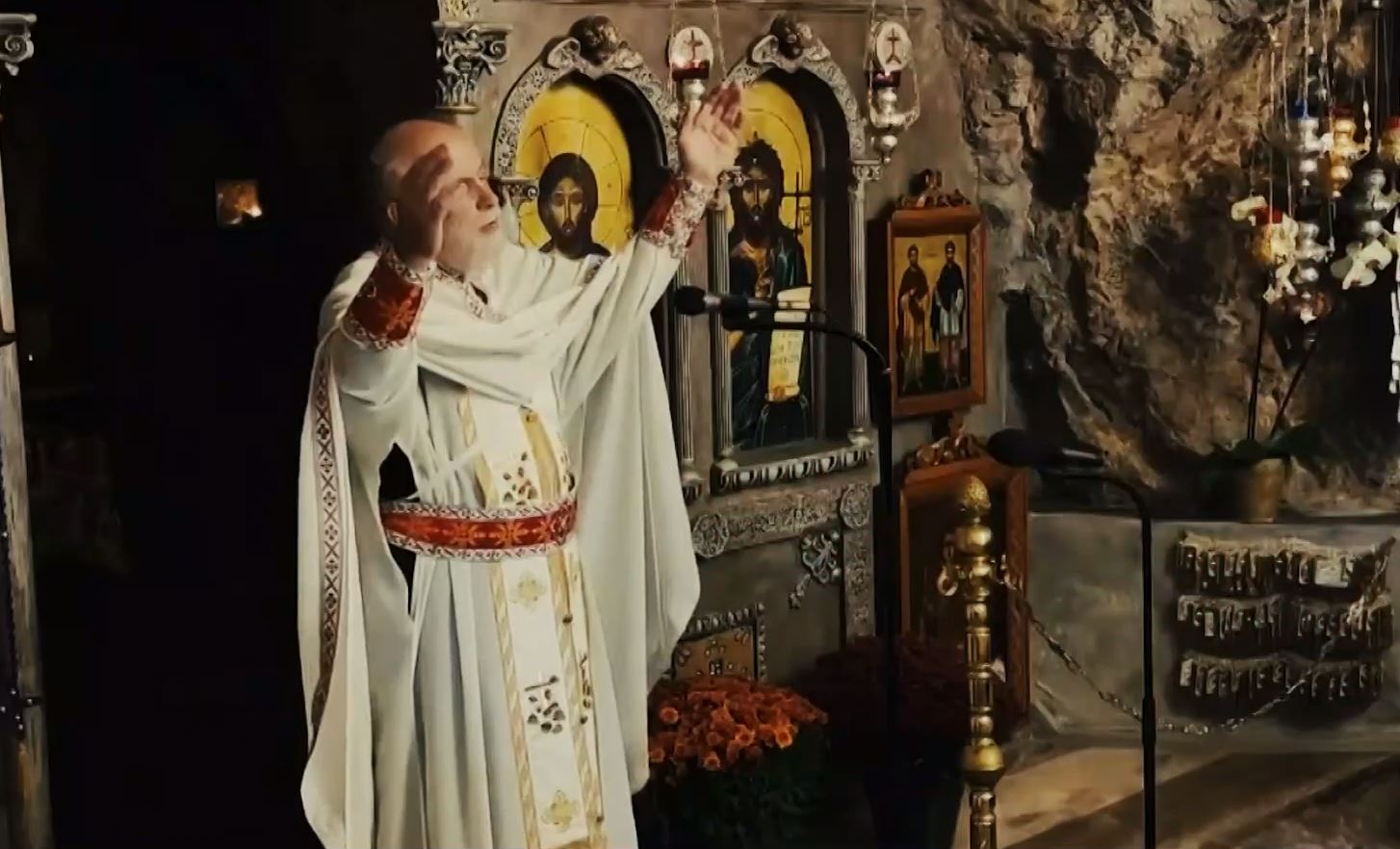 Άγιοι Ισίδωροι: Επέστρεψε ο πατέρας Δημήτριος Λουπασάκης, μαζί με τον «τίμιο» Σταυρό
