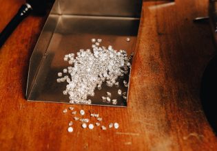 Κυρώσεις; Τα ρωσικά διαμάντια πάνε (σχεδόν) παντού