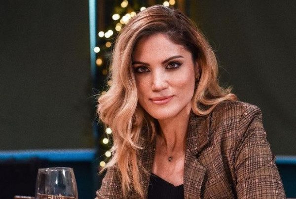 Μαίρη Συνατσάκη: Ποζάρει με φουσκωμένη κοιλίτσα μπροστά στον καθρέφτη και μοιράζεται τις σκέψεις της