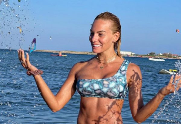 Ιωάννα Μαλέσκου: Δαμάζει τα κύματα και κόβει την ανάσα με το καλλίγραμμο κορμί της