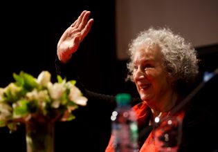 Μάργκαρετ Άτγουντ: «Οι συγγραφείς μιλούν για τον φθόνο πιο σωστά από τους ψυχολόγους»