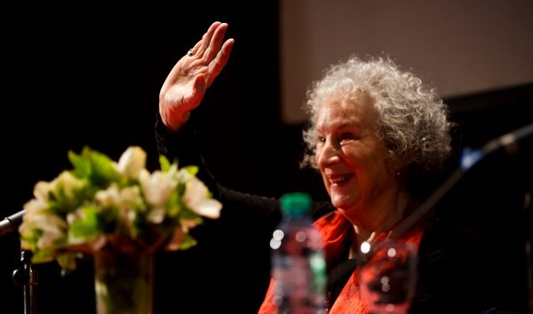 Μάργκαρετ Άτγουντ: «Οι συγγραφείς μιλούν για τον φθόνο πιο σωστά από τους ψυχολόγους»