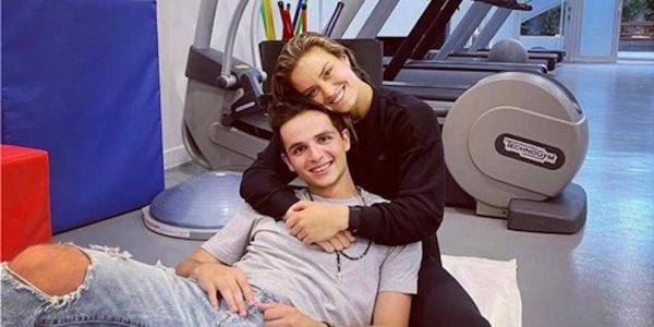 Κωνσταντίνος Μητσοτάκης – Μαρία Σάκκαρη: Ποζάρουν αγκαλιασμένοι στην παραλία και διαψεύδουν τις φήμες