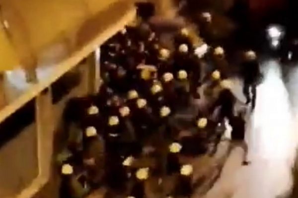 Άρης: Η στιγμή της επίθεσης της Αστυνομίας σε οπαδούς των «κιτρίνων»