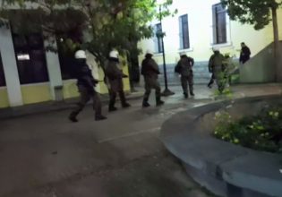 Προσφυγικά: Όργιο βίας και αυθαιρεσίας καταγγέλλουν οι δικηγόροι των συλληφθέντων